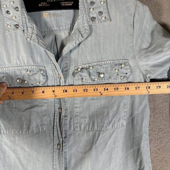 Kut From The Kloth Denim Shirt Women’s Size S Light Wash Pearl Snap Spike Collar - Picture 8 of 16